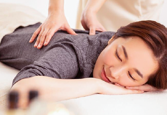 うつ伏せ整体写真2